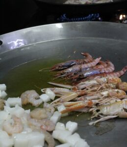 preparacion de la paella de marisco en el restaurante dehesa jose luis