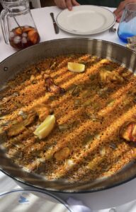 foto de una paella valenciana tradicional cocinada en el restauarante dehesa jose luis del saler
